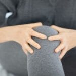 Feeling pain in the knee at night