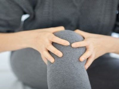 Feeling pain in the knee at night